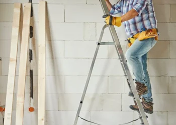 Who Can Work On A Fixed Ladder That Extends More Than 24 Feet?